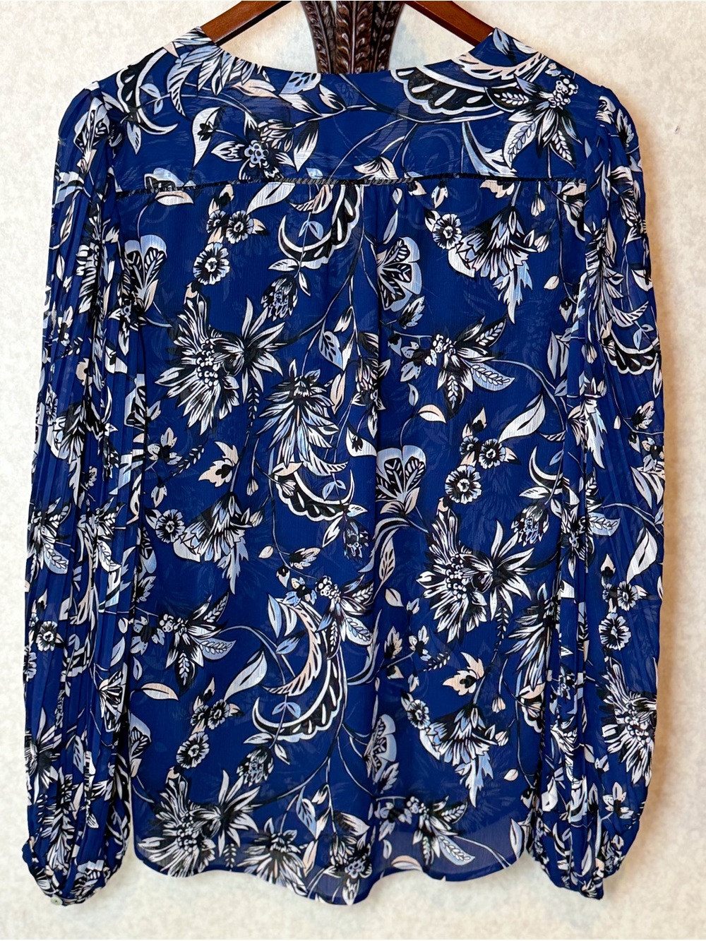 White House Black Market Navy Floral V-Neck Long-Sleeve Blouse Office Chic EUC 6 - Picture 3 of 7
